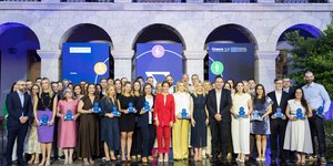  Λαμβάνοντας μία από τις πρώτες θέσεις της σχετικής κατάταξης 