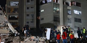 Διασώστες και πολίτες στα χαλάσματα μετά τους καταστροφικούς σεισμούς στη Βενεζουέλα