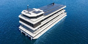 Η τετραόροφη πλωτή έπαυλη «Shine Down» είναι ενεργειακά αυτόνομη 