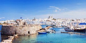 Όλο και μεγαλώνει η ανησυχία ότι η Πάρος κινδυνεύει να ακολουθήσει τον δρόμο της Μυκόνου, χάνοντας σταδιακά τα χαρακτηριστικά που την έκαναν ξεχωριστή / SHUTTERSTOCK