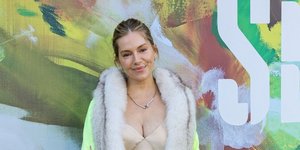 Με μια faux γούνα και ένα slip dress, η Σιένα Μίλερ υιοθετεί την αισθητική της mob wife