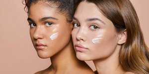 Οι ακριβές κρέμες δεν είναι η λύση: Τι προτείνει ένας κορυφαίος δερματολόγος για νεανικό δέρμα