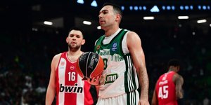 Ο Κώστας Σλούκας με τη μπάλα στο δεξί χέρι