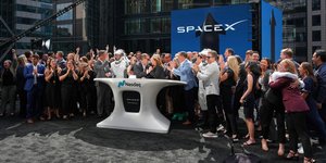 Εργαζόμενοι της SpaceX γιορτάζουν την ιστορική είσοδο της εταιρείας στο Nasdaq