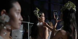 ασιάτισσες μοντέλα backstage σε επίδειξη μόδας