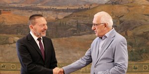 Επιδόθηκε στον Ν. Κακλαμάνη από τον διοικητή της Τράπεζας της Ελλάδος, η Έκθεση για τη Νομισματική Πολιτική 2025-2026