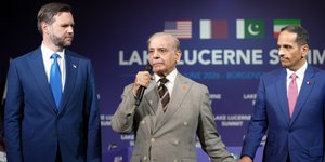 Από αριστερά, ο Αντιπρόεδρος των ΗΠΑ Τζ. Ντ. Βανς, ο Πρωθυπουργός του Πακιστάν Σεχμπάζ Σαρίφ και ο Πρωθυπουργός του Κατάρ και Υπουργός Εξωτερικών Σεΐχης Μοχάμεντ μπιν Αμπντουλραχμάν μπιν Τζασίμ Αλ-Θάνι στη συνάντηση στην Ελβετία