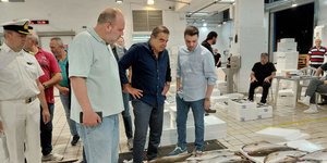  Επίσκεψη του Μαργαρίτη Σχοινά, τις πρώτες πρωινές ώρες, στην Ιχθυόσκαλα Νέας Μηχανιώνας και συνάντηση με εκπροσώπους όλων των αλιέων και εμπόρων