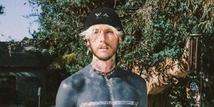 Ο Machine Gun Kelly έχει κάνει τατουάζ σχεδόν σε όλο του το κορμί
