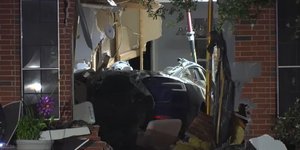 Αυτοκίνητο καρφώθηκε σε σπίτι και σκότωσε την ένοικο στο Τέξας