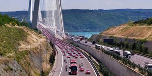 Τα αυτοκίνητα της Τουρκίας βγήκαν στους δρόμους 