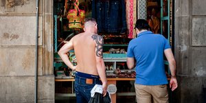 Μην κυκλοφορείτε γυμνόστηθοι στο κέντρο της πόλης»: Ποιες γαλλικές πόλεις υιοθετούν το μέτρο, τσουχτερό το πρόστιμο