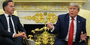 Ο Αμερικανός πρόεδρος Ντόναλντ Τραμπ με τον γ.γ. του NATO Μαρκ Ρούτε