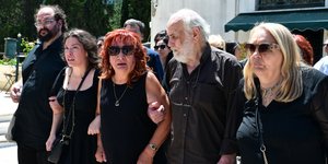 Συντετριμμένη η Μαίρη Ραζή στην κηδεία του συζύγου της, Σωτήρη Τσόγκα 