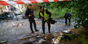 Στελέχη των ουκρανικών αρχών σε σημείο που χτυπήθηκε από ρωσική επίθεση