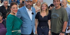Η Ρένα Βέγκου με τη Μαρία Καρυστιανού και τον δήμαρχο Περάματος Γιάννη Λαγουδάκο