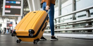 Επιβάτης με βαλίτσα σε αεροδρόμιο 