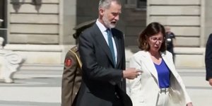 Ο βασιλιάς Φελίπε περπατάει χαλαρός μπροστά στους τουρίστες