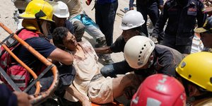 Ο Ντάνιελ Κορδέρο ανασύρεται ζωντανός από τα χαλάσματα στην Κατία λα Μαρ της Βενεζουέλας, δύο ημέρες μετά τον φονικό σεισμό 
