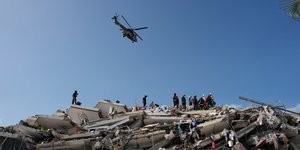 Ελικόπτερο πάνω από συντρίμια στη Βενεζουέλα