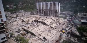 Σωστικά συνεργεία αναζητούν επιζώντες σε ισοπεδωμένα από το σεισμό κτίρια στη Βενεζουέλα