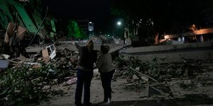 Άνθρωποι ανάμεσα σε συντρίμμια στην Βενεζουέλα