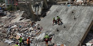 Διασώστες πάνω από συντρίμμια στη Βενεζουέλα μετά από τον καταστροφικό διπλό σεισμό