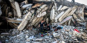Διασώστες στα συντρίμμια στη Βενεζουέλα μετά από τον καταστροφικό διπλό σεισμό