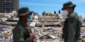 Διασώστες επιχειρούν στα συντρίμμια που άφησαν οι σεισμοί στη Βενεζουέλα υπό το βλέμμα των δυνάμεων ασφαλείας