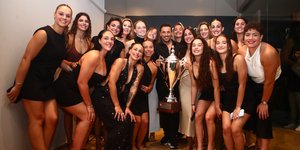 Τα «χρυσά» κορίτσια του Ολυμπιακού γιόρτασαν το ευρωπαϊκό στον Νίκο Βέρτη [εικόνες]