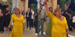 Η Βίκυ Σταυροπούλου χορεύει στον γάμο της κόρης της, Δανάης Μπάρκα