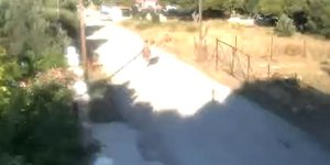 Η γυναίκα που έβαλε τη φωτιά απομακρύνεται από το σημείο