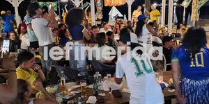 Μεταμεσονύχτιο πάρτι πρόκρισης για τους Βραζιλιάνους στην Ελλάδα