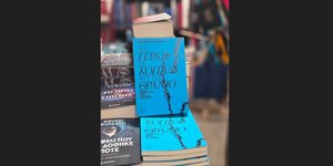 Το τέρας σε κοιτά απ’ το θρανίο, βιβλίο του Αλ. Καλαφάτη