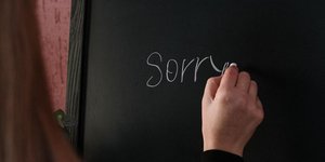 Η Ψυχολογία εξηγεί γιατί κάποιες γυναίκες ζητούν συγγνώμη ακόμη κι όταν δεν φταίνε σε τίποτα