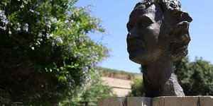 H προτομή του Νίκου Ξυλούρη - @ekriti