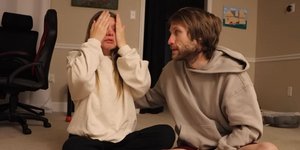 O YouTuber Τζέσε Ριτζγουέι και η σύζυγός του όταν έμαθαν τα νέα για το μωρό