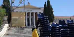 Απομακρύνεται η σκηνική κατασκευη εξω απο το Ζάππειο Μεγαρο 