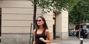 Γυναίκα φοράει τη φούστα Zara