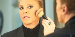 Ο Τάκης Ζαχαράτος «μεταμορφώνεται» σε «Δεσποινίς Μαργαρίτα» στο θέατρο Πτι Παλαί