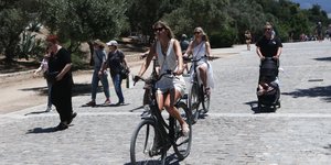 Γυναίκα με ποδήλατο