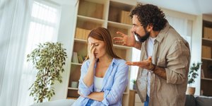 Απέναντι σε ένα επιθετικό άτομο, μία ψυχολόγος συνιστά αυτή τη φράση για να αποκλιμακώσετε την ένταση 