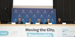 Χρίστος Δήμας, Υπουργός Υποδομών και Μεταφορών - Ηλίας Πίτσαβος, Country Manager της Wolt στην Ελλάδα - Άκης Σταμούλης, Επικεφαλής Επικοινωνίας και Εταιρικών Υποθέσεων της Wolt για τη ΝΑ Ευρώπη και την Κεντρική Ασία - Βασιλική Δανέλλη-Μυλωνά, Πρόεδρος του Ινστιτούτου Οδικής Ασφάλειας (Ι.Ο.ΑΣ.) «Πάνος Μυλωνάς» - Γιώργος Σταμούλος, Δρ. Οργανωσιακής Ψυχολογίας και Επιστημονικός Συνεργάτης του Ινστιτούτου Οδικής Ασφάλειας (Ι.Ο.ΑΣ.) «Πάνος Μυλωνάς»
