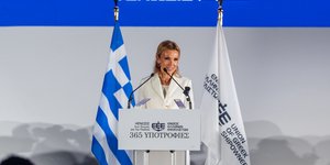 Η Μελίνα Τραυλού - Πρόεδρος Ένωσης Ελλήνων Εφοπλιστών, κατά την ομιλία της στην εκδήλωση της απονομής υποτροφιών της Ένωσης Ελλήνων Εφοπλιστών, για το ακαδημαϊκό έτος 2026-2027, στο πλαίσιο του προγράμματός της «ΣΥΝ-ΕΝΩΣΙΣ ΓΙΑ ΤΗΝ ΠΑΙΔΕΙΑ», την Πέμπτη 9 Ιουλίου 2026, στη Σχολή Ναυτικών Δοκίμων.