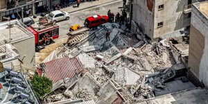 Η κατάρρευση της πολυκατοικίας στα Πετράλωνα ανασύρει από τη συλλογική μνήμη τρεις υποθέσεις που σημάδεψαν τη μεταπολεμική ιστορία της χώρας / EUROKINISSI