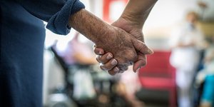 Άνθρωποι κρατιούνται από το χέρι