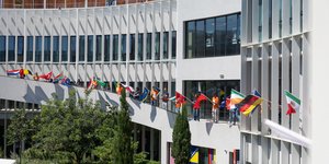 KG Athens Campus - Σημαίες των χωρών στο Kaizen Campus της Αθήνας για την τελετή έναρξης