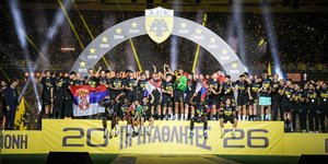 Η απονομή του πρωταθλήματος στην ΑΕΚ