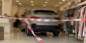 Αυτοκίνητο καρφώθηκε σε τζαμαρία καταστήματος στα Βριλήσσια