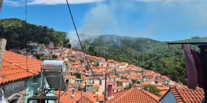Φωτιά δίπλα στην Αγιάσο, στη Λέσβο